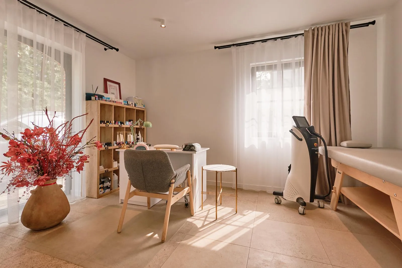 Behandelruimte van Mendela Beauty Studio in Zoersel met het laserontharingstoestel en de manicuretafel
