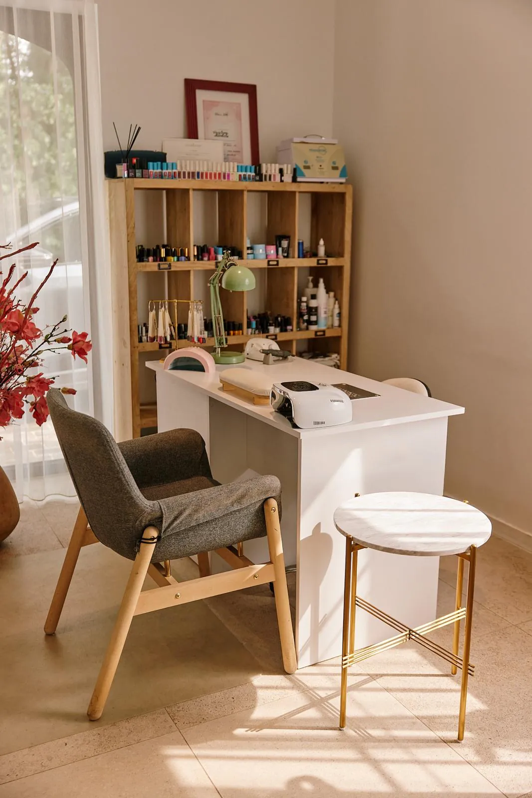 Manicuretafel met gellak en nagelproducten in de nagelstudio in Zoersel